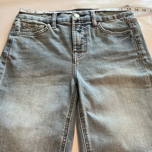 7 For All Mankind Jen7 Bermuda Shorts Mid Rise Size 2 - Picture 4 of 16